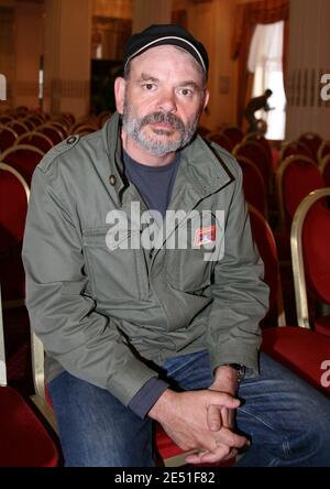 EXKLUSIV. Schauspieler Jean-Pierre Darroussin posiert für unseren Fotografen während der 61. Filmfestspiele von Cannes am 16. Mai 2008 in Cannes, Frankreich. Foto von Denis Guignebourg/ABACAPRESS.COM Stockfoto