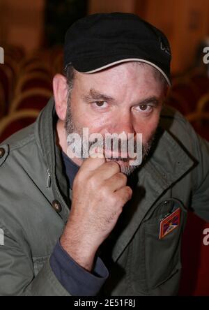 EXKLUSIV. Schauspieler Jean-Pierre Darroussin posiert für unseren Fotografen während der 61. Filmfestspiele von Cannes am 16. Mai 2008 in Cannes, Frankreich. Foto von Denis Guignebourg/ABACAPRESS.COM Stockfoto