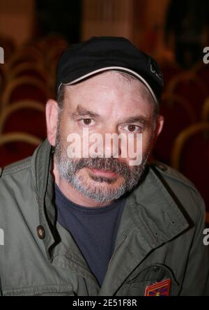 EXKLUSIV. Schauspieler Jean-Pierre Darroussin posiert für unseren Fotografen während der 61. Filmfestspiele von Cannes am 16. Mai 2008 in Cannes, Frankreich. Foto von Denis Guignebourg/ABACAPRESS.COM Stockfoto