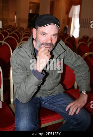 EXKLUSIV. Schauspieler Jean-Pierre Darroussin posiert für unseren Fotografen während der 61. Filmfestspiele von Cannes am 16. Mai 2008 in Cannes, Frankreich. Foto von Denis Guignebourg/ABACAPRESS.COM Stockfoto