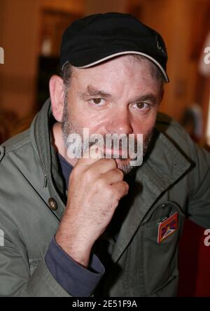 EXKLUSIV. Schauspieler Jean-Pierre Darroussin posiert für unseren Fotografen während der 61. Filmfestspiele von Cannes am 16. Mai 2008 in Cannes, Frankreich. Foto von Denis Guignebourg/ABACAPRESS.COM Stockfoto