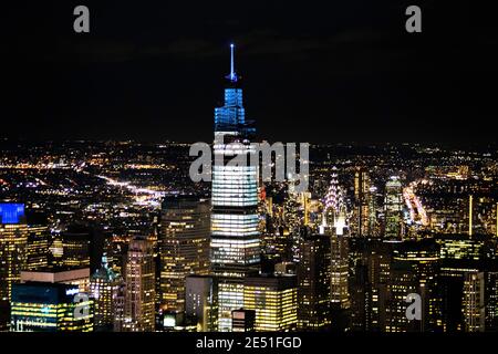Malerische Aussicht auf Manhattan Midtown Wolkenkratzer blau beleuchtet in der Nacht Von oben Stockfoto