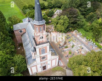 Luftaufnahme der Kirche von Doel und seinem Friedhof Umgeben von Vegetation Stockfoto