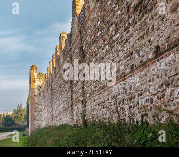 Das am See gelegene Dorf Lazise ist mit einem großen Teil der historischen Stadtmauer ausgestattet, von der nur der nördlichste Teil des östlichen Vorhangs an ist Stockfoto