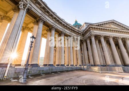 Weitwinkelansicht der Kolumnade der Kathedrale von Unsere Liebe Frau von Kasan in Sankt Petersburg Stockfoto