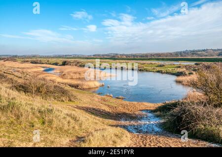 Snettisham Coastal Park und teilweise gefrorenen Heacham Hafen hinter dem Ostufer des Wash. Stockfoto