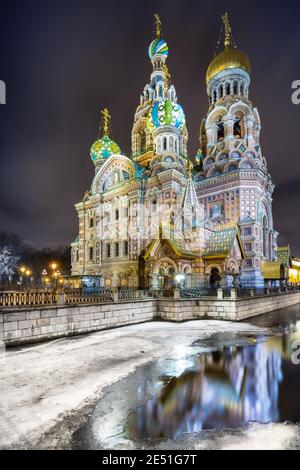 Nachtaufnahme der Fassade der Kirche des Erlösers Auf dem Blut in Sankt Petersburg, umgeben vom Schnee Stockfoto