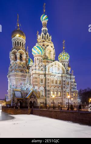 Nachtaufnahme der Fassade der Kirche des Erlösers Auf dem Blut in Sankt Petersburg, umgeben vom Schnee Stockfoto