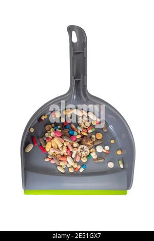 Makro-Foto von getragen Dustpan voller Pillen. Ein Haufen verfallener Pillen auf Dustpan als Abfall. Pharmazeutische Produkte Nach Jahren. Stockfoto