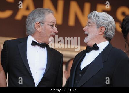 Steven Spielberg und George Lucas kommen am 18. Mai 2008 im Palais des Festivals in Cannes, Frankreich, zur Vorführung von Steven Spielbergs Indiana Jones und dem Königreich des Kristallschädels an, die bei den 61. Filmfestspielen in Cannes außer Konkurrenz gestellt wurden. Foto von Hahn-Nebinger-Orban/ABACAPRESS.COM Stockfoto