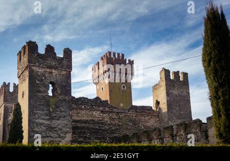 Die Scaligero Burg von Lazise ist eine mittelalterliche Festung aus der Scaliger-Ära, die zur Verteidigung des alten Seedorf Lazise aufgestellt wurde. Die Ursprünge o Stockfoto