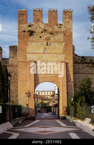 Die Scaligero Burg von Lazise ist eine mittelalterliche Festung aus der Scaliger-Ära, die zur Verteidigung des alten Seedorf Lazise aufgestellt wurde. Die Ursprünge o Stockfoto