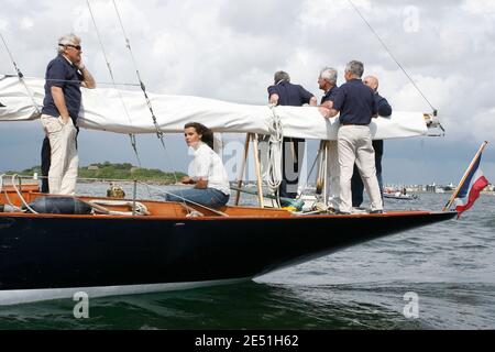 Marie Tabarly, die Tochter der französischen Segellegende Eric Tabarly, tritt bei der Eröffnung von "City of Sailing - Eric Tabarly" am 17. Mai 2008 in Lorient, Westfrankreich, an Bord des Einrumpfes "Pen Duick I" ihres Vaters an. Foto von Thomas Byregis/Cameleon/ABACAPRESS.COM Stockfoto