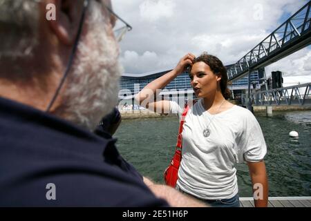 Marie Tabarly, die Tochter der französischen Segellegende Eric Tabarly posiert vor der "Stadt des Segelns - Eric Tabarly" während ihrer Eröffnung anlässlich des 10. Todestages in Lorient, Westfrankreich, am 17. Mai 2008. Foto von Thomas Byregis/Cameleon/ABACAPRESS.COM Stockfoto