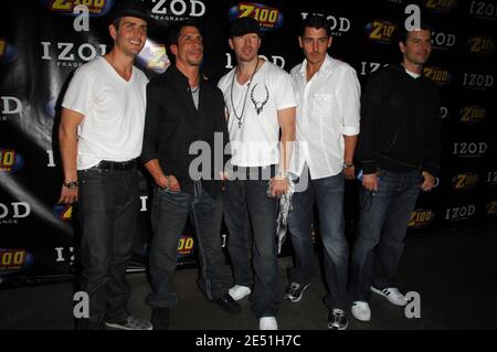 (L bis R) die Sänger Joey McIntyre, Danny Wood, Donnie Wahlberg, Jordan Knight und Jonathan Knight of New Kids on the Block posieren im Presseraum während der Zootopia von Z100 im IZOD Center in East Rutherford, NJ, USA, am 17. Mai 2008. Foto von Gregorio Binuya/ABACAPRESS.COM Stockfoto