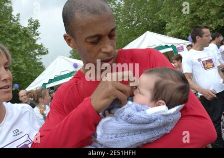 Der französische Weltmeister über 400 m Hürden 1997 und amtierende europäische Rekordhalter Stephane Diagana und seine Frau Odile Lesage mit ihrem Baby während des "les boucles d'Or"-Marathons für den Verein "1000 femmes, 1000 vies", der im Park Vincennes bei Paris um den Krebs der Gebärmutterhalsprävention kämpfte, Frankreich am 18. Mai 2008. Foto von Cyrille Bernard/Cameleon/ABACAPRESS.COM Stockfoto