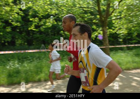 Der französische Weltmeister über 400 m Hürden 1997 und amtierende europäische Rekordmeister Stephane Diagana und Läufer Bruno Heubi beim Marathon "les boucles d'Or" für den Verein "1000 femmes, 1000 vies", der am 18. Mai 2008 im Park Vincennes bei Paris um die Gebärmutterhalskrebs-Prävention kämpfte. Foto von Cyrille Bernard/Cameleon/ABACAPRESS.COM Stockfoto