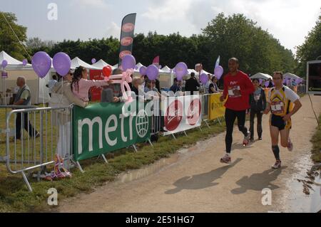 Der französische Weltmeister über 400 m Hürden 1997 und amtierende europäische Rekordmeister Stephane Diagana und Läufer Bruno Heubi beim Marathon "les boucles d'Or" für den Verein "1000 femmes, 1000 vies", der am 18. Mai 2008 im Park Vincennes bei Paris um die Gebärmutterhalskrebs-Prävention kämpfte. Foto von Cyrille Bernard/Cameleon/ABACAPRESS.COM Stockfoto