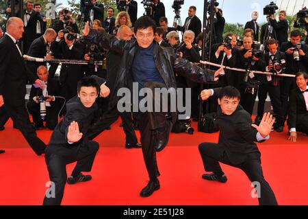 Der chinesische Schauspieler Jacky Chan tritt mit Gästen auf, die am 19. Mai 2008 im Palais des Festivals in Cannes, Südfrankreich, zur Vorführung von Jean-Pierre und Luc Dardennes Le Silence de Lorna, die im Wettbewerb der 61. Filmfestspiele von Cannes präsentiert wird, eintreffen. Foto von Hahn-Nebinger-Orban/ABACAPRESS.COM Stockfoto