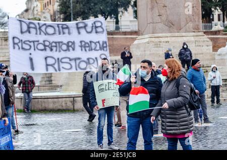 MIO Italia veranstaltete seine nationale Demonstration auf der Piazza del Popolo, um die dramatische Situation der italienischen Hotellerie während der so genannten „zweiten Welle“ der Pandemie Covid-19/Coronavirus hervorzuheben, um die Regierung aufzufordern, für sofortige Investitionen, Hilfen (Ristori) und Maßnahmen zur Rettung ihrer Industrie zu handeln. Kredit: LSF Foto/Alamy Live Nachrichten Stockfoto