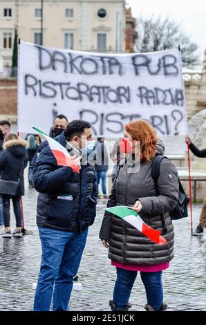 MIO Italia veranstaltete seine nationale Demonstration auf der Piazza del Popolo, um die dramatische Situation der italienischen Hotellerie während der so genannten „zweiten Welle“ der Pandemie Covid-19/Coronavirus hervorzuheben, um die Regierung aufzufordern, für sofortige Investitionen, Hilfen (Ristori) und Maßnahmen zur Rettung ihrer Industrie zu handeln. Kredit: LSF Foto/Alamy Live Nachrichten Stockfoto