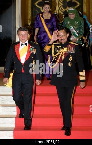 Bruneis Sultan Haji Hassanal Bolkiah (R) spaziert mit Jordaniens König Abdullah II. Vor einem Staatsessen im Istana Nurul Iman Palast in Bandar Seri Begawan am 14. Mai 2008. Jordan Royals waren für einen dreitägigen Besuch in Brunei. Foto von Balkis Press/ABACAPRESS.COM Stockfoto