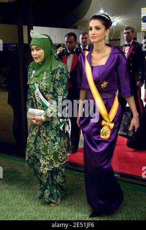 Bruneis Sultan Haji Hassanal Bolkiahs Frau Königin Anak Saliha spaziert mit Jordans Königin Rania vor einem Staatsessen im Istana Nurul Iman Palast in Bandar Seri Begawan am 14. Mai 2008. Jordan Royals waren für einen dreitägigen Besuch in Brunei. Foto von Balkis Press/ABACAPRESS.COM Stockfoto