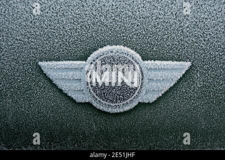 Frost auf dem Abzeichen eines Mini Cooper. Stockfoto
