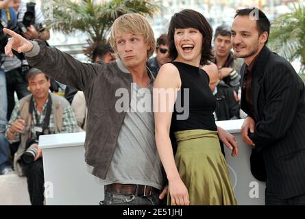 (L-R) der Schauspieler Fabrizio Rongione, die Schauspielerin Arta Dobroshi und der Schauspieler Jeremie Renier besuchen die Fotozelle "Le Silence De Lorna" im Palais des Festivals während der 61. Internationalen Filmfestspiele von Cannes am 19. Mai 2008 in Cannes, Frankreich. Foto von Hahn-Nebinger-Orban/ABACAPRESS.COM Stockfoto