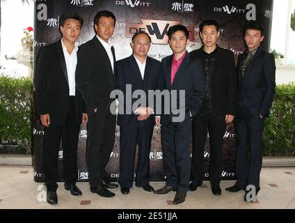 Regisseur John Woo (3rd L) posiert mit den Darstellern (L-R) Tong Dawei, Hu Jun, Tony Leung, Zhang Fengyi und Chang Chen bei einer Fotowand für den Film 'Red Cliff' während der 61. Filmfestspiele von Cannes am 19. Mai 2008 in Cannes, Frankreich. Foto von Denis Guignebourg/ABACAPRESS.COM Stockfoto