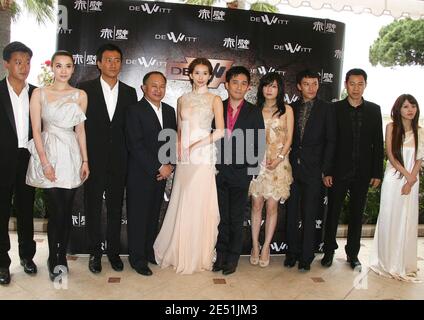 Regisseur John Woo (4. L) posiert mit den Darstellern (L-R) Tong Dawei, Song Jia, Hu Jun, Chilling li, Tony Leung, Zhao Wei, Chang Chen, Zhang Fengyi und unidentifizierten Gästen bei einer Fotowand für den Film 'Red Cliff' während der 61. Filmfestspiele von Cannes, Frankreich am 19. Mai 2008. Foto von Denis Guignebourg/ABACAPRESS.COM Stockfoto