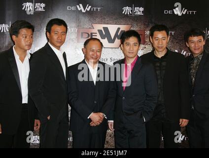 Regisseur John Woo (3rd L) posiert mit den Darstellern (L-R) Tong Dawei, Hu Jun, Tony Leung, Zhang Fengyi und Chang Chen bei einer Fotowand für den Film 'Red Cliff' während der 61. Filmfestspiele von Cannes am 19. Mai 2008 in Cannes, Frankreich. Foto von Denis Guignebourg/ABACAPRESS.COM Stockfoto