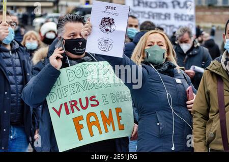 MIO Italia veranstaltete seine nationale Demonstration auf der Piazza del Popolo, um die dramatische Situation der italienischen Hotellerie während der so genannten „zweiten Welle“ der Pandemie Covid-19/Coronavirus hervorzuheben, um die Regierung aufzufordern, für sofortige Investitionen, Hilfen (Ristori) und Maßnahmen zur Rettung ihrer Industrie zu handeln. Kredit: LSF Foto/Alamy Live Nachrichten Stockfoto