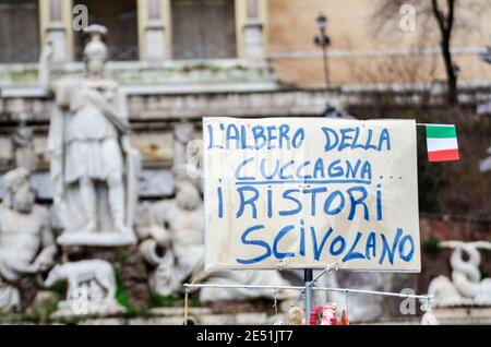 MIO Italia veranstaltete seine nationale Demonstration auf der Piazza del Popolo, um die dramatische Situation der italienischen Hotellerie während der so genannten „zweiten Welle“ der Pandemie Covid-19/Coronavirus hervorzuheben, um die Regierung aufzufordern, für sofortige Investitionen, Hilfen (Ristori) und Maßnahmen zur Rettung ihrer Industrie zu handeln. Kredit: LSF Foto/Alamy Live Nachrichten Stockfoto