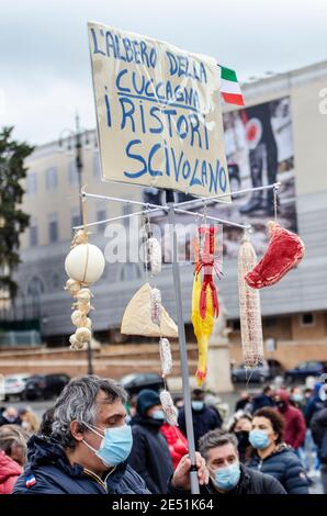 MIO Italia veranstaltete seine nationale Demonstration auf der Piazza del Popolo, um die dramatische Situation der italienischen Hotellerie während der so genannten „zweiten Welle“ der Pandemie Covid-19/Coronavirus hervorzuheben, um die Regierung aufzufordern, für sofortige Investitionen, Hilfen (Ristori) und Maßnahmen zur Rettung ihrer Industrie zu handeln. Kredit: LSF Foto/Alamy Live Nachrichten Stockfoto