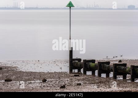 Abfluss von Abwasser in die Themse-Mündung bei Southend on Sea, Essex, Großbritannien. Schwerkraftabfluss von der östlichen Esplanade in das Gezeitengebiet der Themse Stockfoto