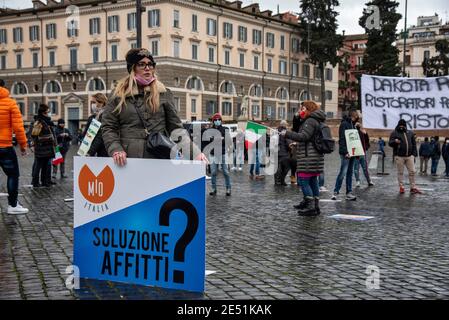 MIO Italia veranstaltete seine nationale Demonstration auf der Piazza del Popolo, um die dramatische Situation der italienischen Hotellerie während der so genannten „zweiten Welle“ der Pandemie Covid-19/Coronavirus hervorzuheben, um die Regierung aufzufordern, für sofortige Investitionen, Hilfen (Ristori) und Maßnahmen zur Rettung ihrer Industrie zu handeln. Kredit: LSF Foto/Alamy Live Nachrichten Stockfoto