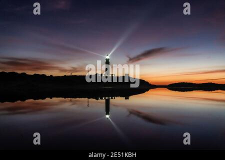 Ein Blick auf den Cape Trafalgar Leuchtturm signalisiert Licht nach Sonnenuntergang mit buntem Abendhimmel Stockfoto