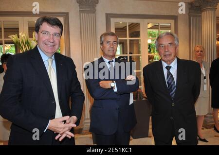 Der französische Bildungsminister Xavier Darcos, Vincent Bollore und Michel Giraud nehmen am 19. Mai 2008 an einer Feier zum 10. Jahrestag der 'Fondation de la 2e Chance' in Paris Teil. Foto von Ammar Abd Rabbo/ABACAPRESS.COM Stockfoto