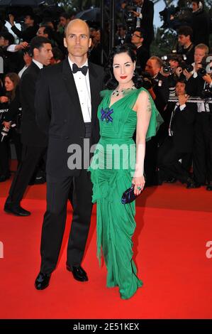 DITA von Teese und Gast beim Besuch des Palais des Festivals in Cannes, Südfrankreich, am 20. Mai 2008, für die Vorführung von Clint Eastwoods Changeling im Wettbewerb der 61. Filmfestspiele von Cannes. Foto von Hahn-Nebinger-Orban/ABACAPRESS.COM Stockfoto