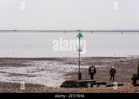 Abfluss von Abwasser in die Themse-Mündung bei Southend on Sea, Essex, Großbritannien. Camper Road Outfall. Schwerkraftabfluss aus dem östlichen Esplanade-Bereich in den Fluss Stockfoto