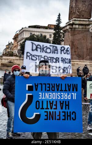 MIO Italia veranstaltete seine nationale Demonstration auf der Piazza del Popolo, um die dramatische Situation der italienischen Hotellerie während der so genannten „zweiten Welle“ der Pandemie Covid-19/Coronavirus hervorzuheben, um die Regierung aufzufordern, für sofortige Investitionen, Hilfen (Ristori) und Maßnahmen zur Rettung ihrer Industrie zu handeln. Kredit: LSF Foto/Alamy Live Nachrichten Stockfoto