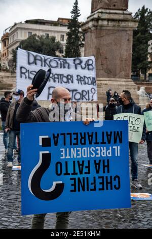 MIO Italia veranstaltete seine nationale Demonstration auf der Piazza del Popolo, um die dramatische Situation der italienischen Hotellerie während der so genannten „zweiten Welle“ der Pandemie Covid-19/Coronavirus hervorzuheben, um die Regierung aufzufordern, für sofortige Investitionen, Hilfen (Ristori) und Maßnahmen zur Rettung ihrer Industrie zu handeln. Kredit: LSF Foto/Alamy Live Nachrichten Stockfoto