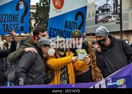 MIO Italia veranstaltete seine nationale Demonstration auf der Piazza del Popolo, um die dramatische Situation der italienischen Hotellerie während der so genannten „zweiten Welle“ der Pandemie Covid-19/Coronavirus hervorzuheben, um die Regierung aufzufordern, für sofortige Investitionen, Hilfen (Ristori) und Maßnahmen zur Rettung ihrer Industrie zu handeln. Kredit: LSF Foto/Alamy Live Nachrichten Stockfoto