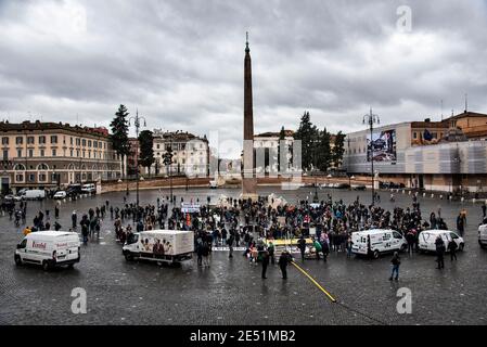 MIO Italia veranstaltete seine nationale Demonstration auf der Piazza del Popolo, um die dramatische Situation der italienischen Hotellerie während der so genannten „zweiten Welle“ der Pandemie Covid-19/Coronavirus hervorzuheben, um die Regierung aufzufordern, für sofortige Investitionen, Hilfen (Ristori) und Maßnahmen zur Rettung ihrer Industrie zu handeln. Kredit: LSF Foto/Alamy Live Nachrichten Stockfoto