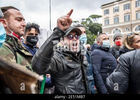 MIO Italia veranstaltete seine nationale Demonstration auf der Piazza del Popolo, um die dramatische Situation der italienischen Hotellerie während der so genannten „zweiten Welle“ der Pandemie Covid-19/Coronavirus hervorzuheben, um die Regierung aufzufordern, für sofortige Investitionen, Hilfen (Ristori) und Maßnahmen zur Rettung ihrer Industrie zu handeln. Kredit: LSF Foto/Alamy Live Nachrichten Stockfoto