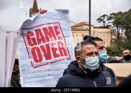 MIO Italia veranstaltete seine nationale Demonstration auf der Piazza del Popolo, um die dramatische Situation der italienischen Hotellerie während der so genannten „zweiten Welle“ der Pandemie Covid-19/Coronavirus hervorzuheben, um die Regierung aufzufordern, für sofortige Investitionen, Hilfen (Ristori) und Maßnahmen zur Rettung ihrer Industrie zu handeln. Kredit: LSF Foto/Alamy Live Nachrichten Stockfoto