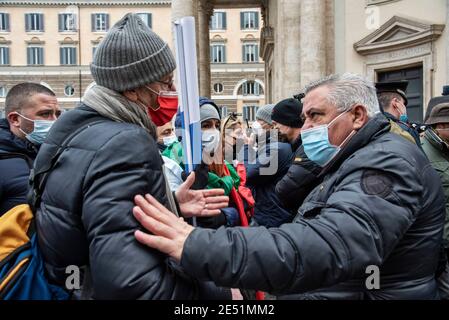 MIO Italia veranstaltete seine nationale Demonstration auf der Piazza del Popolo, um die dramatische Situation der italienischen Hotellerie während der so genannten „zweiten Welle“ der Pandemie Covid-19/Coronavirus hervorzuheben, um die Regierung aufzufordern, für sofortige Investitionen, Hilfen (Ristori) und Maßnahmen zur Rettung ihrer Industrie zu handeln. Kredit: LSF Foto/Alamy Live Nachrichten Stockfoto