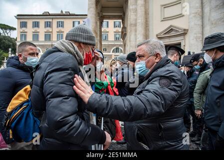 MIO Italia veranstaltete seine nationale Demonstration auf der Piazza del Popolo, um die dramatische Situation der italienischen Hotellerie während der so genannten „zweiten Welle“ der Pandemie Covid-19/Coronavirus hervorzuheben, um die Regierung aufzufordern, für sofortige Investitionen, Hilfen (Ristori) und Maßnahmen zur Rettung ihrer Industrie zu handeln. Kredit: LSF Foto/Alamy Live Nachrichten Stockfoto