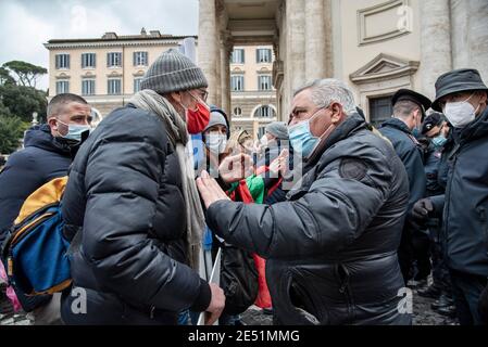 MIO Italia veranstaltete seine nationale Demonstration auf der Piazza del Popolo, um die dramatische Situation der italienischen Hotellerie während der so genannten „zweiten Welle“ der Pandemie Covid-19/Coronavirus hervorzuheben, um die Regierung aufzufordern, für sofortige Investitionen, Hilfen (Ristori) und Maßnahmen zur Rettung ihrer Industrie zu handeln. Kredit: LSF Foto/Alamy Live Nachrichten Stockfoto